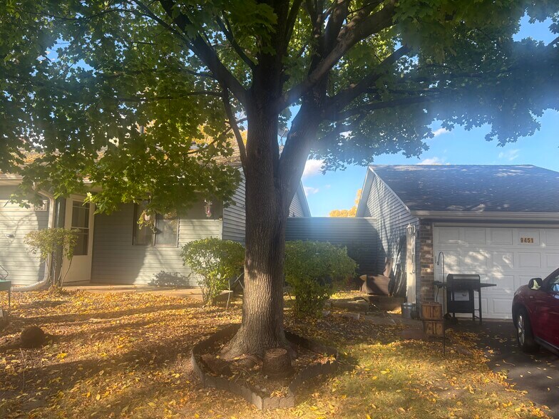 Primary Photo - 9451 Ranchview Ln N