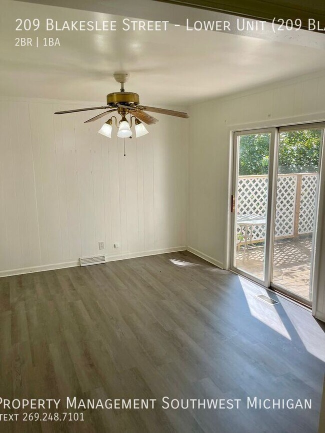 Building Photo - 209 Blakeslee St