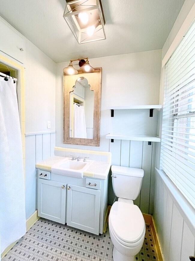 Building Photo - 3 Bedroom House with Mother in Law Suite i...