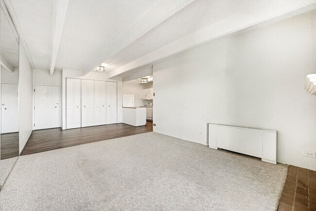 Building Photo - Stunning Mountain Views and an Unbeatable Location!