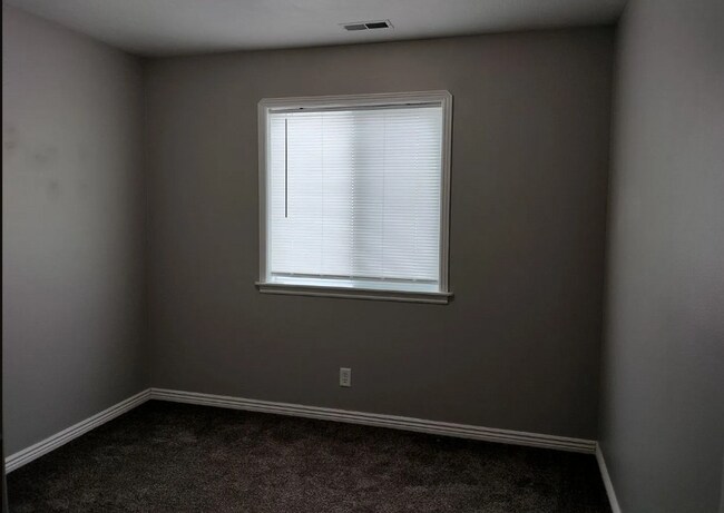 Building Photo - 2 Bed 1 Bath Apartment at Delmar Condominiums in Sugar City!