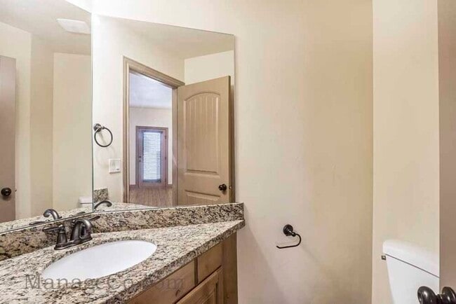 Building Photo - Spacious Orem Townhouse