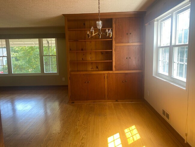 Building Photo - NICE  3BR RAMBLER CLOSE TO NIH