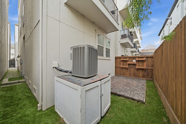 Building Photo - 1307 W 24th St