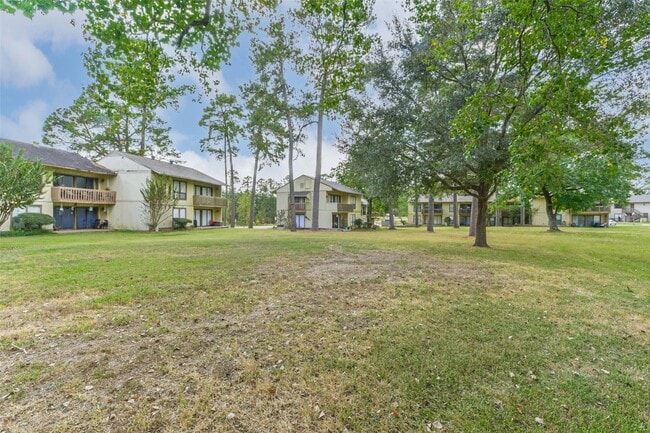 Building Photo - 15919 Golf Club Dr