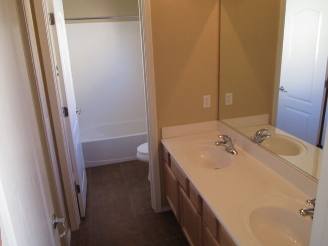Building Photo - Beautiful Gilbert Home w/2 Master Bedrooms...