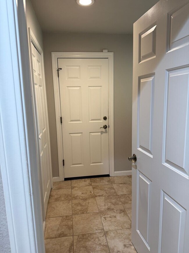 Building Photo - Charming 2-bedroom, 2-bathroom home locate...