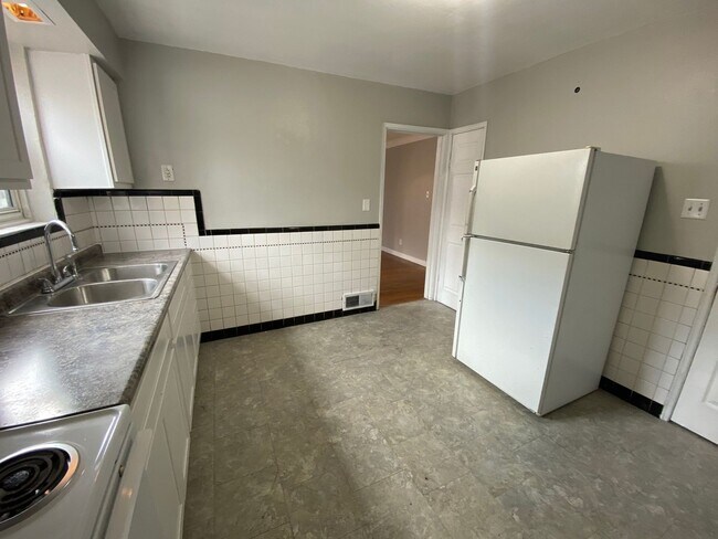 Building Photo - Private Charming Home