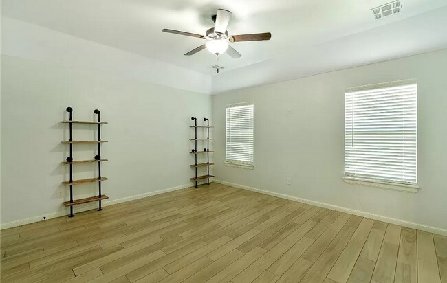 Building Photo - Stunning 3BD/2.5BTH Home in Mustang