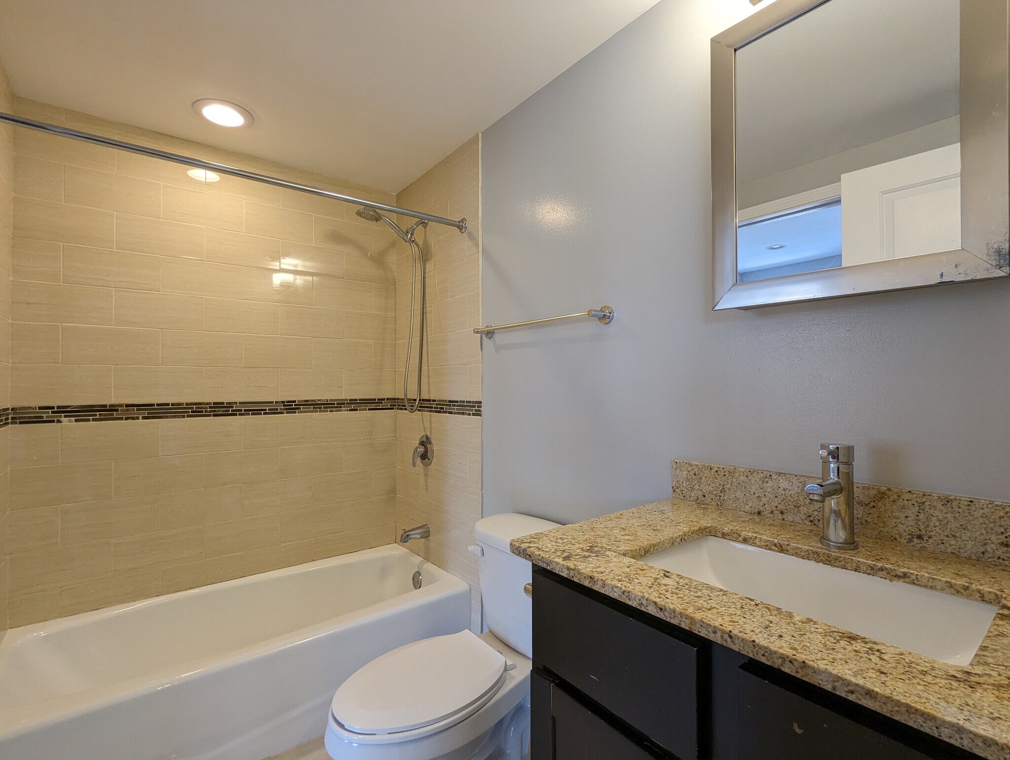 Building Photo - 4744 N Maplewood Ave