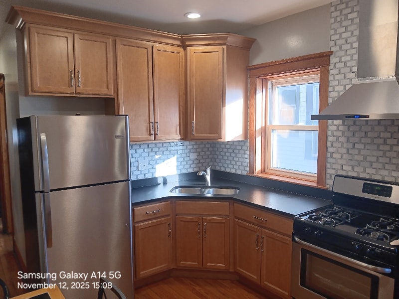 Building Photo - 552 N Lawler Ave