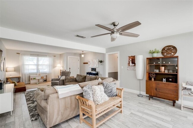 Building Photo - 11512 Oak Trail