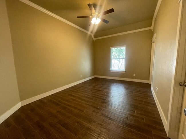 Building Photo - Charming 3-bedroom, 3-bathroom