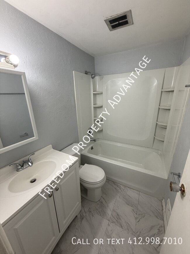 Building Photo - 2415 Park Hill Dr