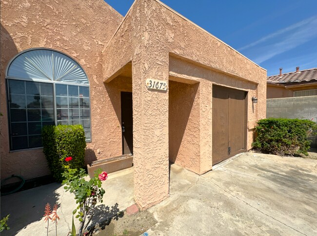 Building Photo - COMING SOON!! 3 BEDROOM / 2 BATHROOM Apartment in Cathedral City