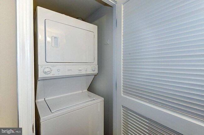 Building Photo - 2451 Midtown Ave