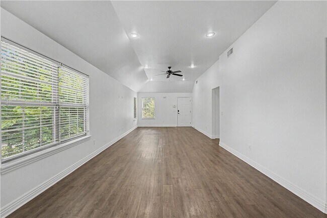 Building Photo - 1217 N Stephens Ave