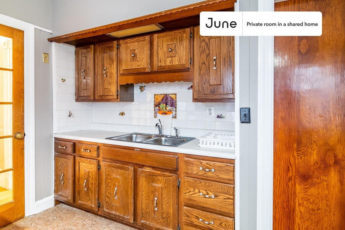 Building Photo - Room in Shared 5 bed/1 bath home