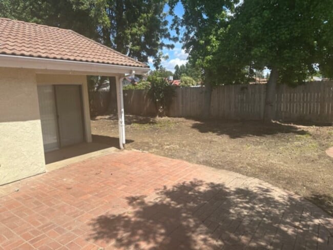 Building Photo - New paint , new carpet, Clovis schools