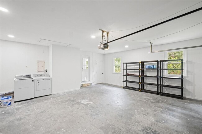 Building Photo - 3535 Stonewall Dr NW