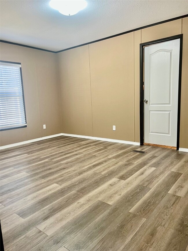 Building Photo - 21411 Russell Dr