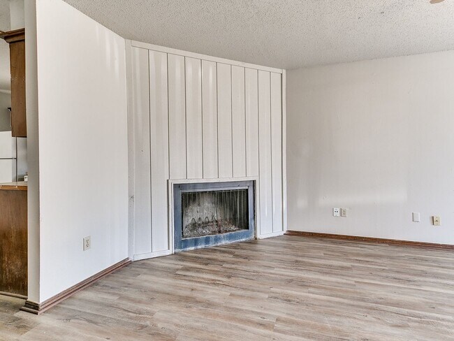 Building Photo - Charming West Norman Duplex