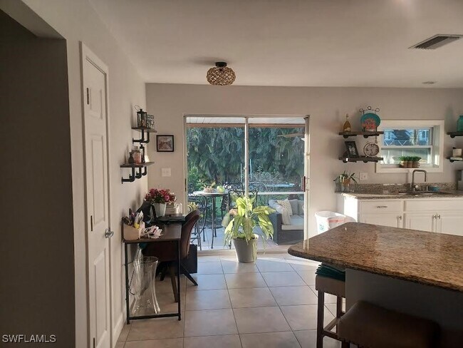 Building Photo - 893 E Valley Dr