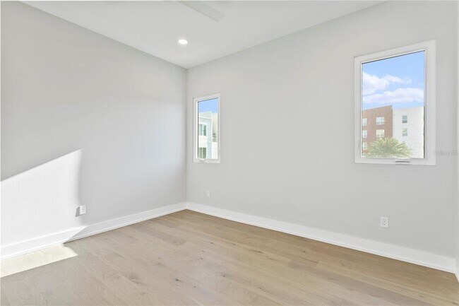 Building Photo - 368 6th St S