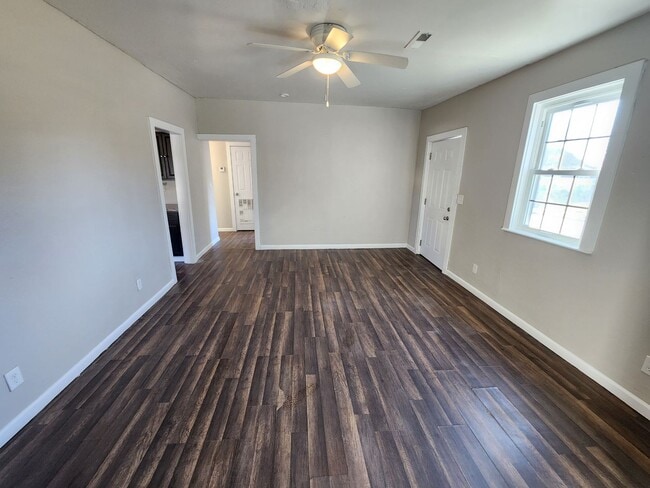 Building Photo - Spacious 3-Bedroom, 2-Bathroom Home AVAILABLE NOW!!