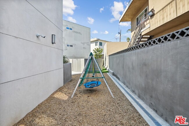 Building Photo - 819 E La Palma Dr