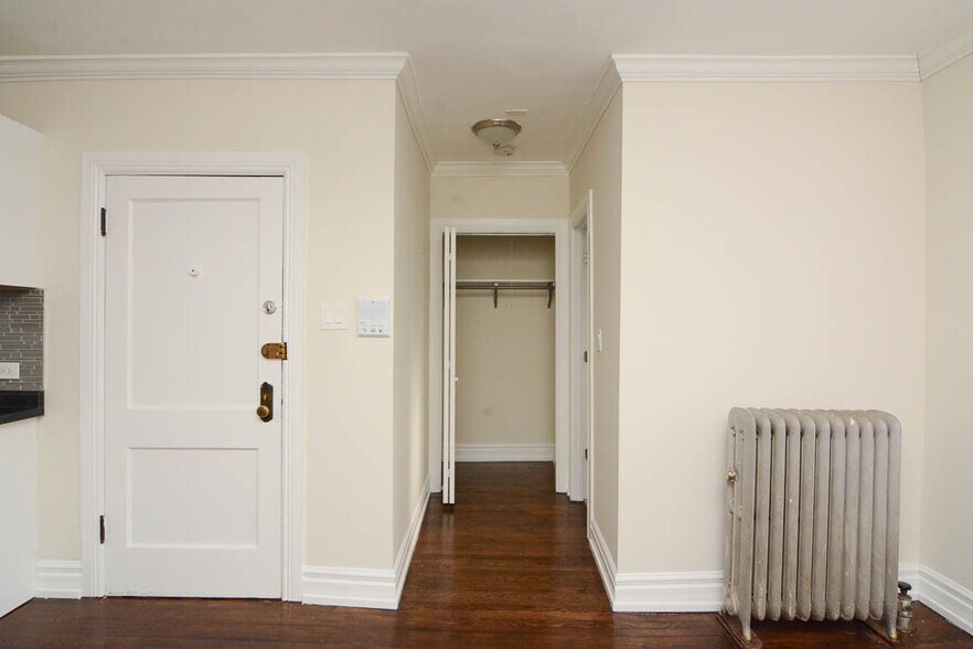 Building Photo - 1112 W Lill Ave