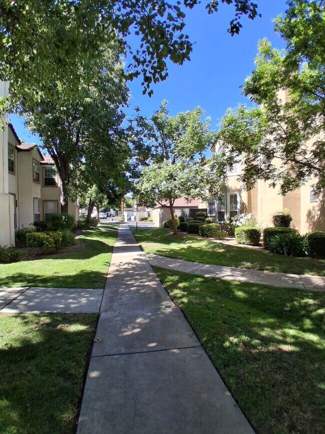 Building Photo - 8147 N Cedar Ave