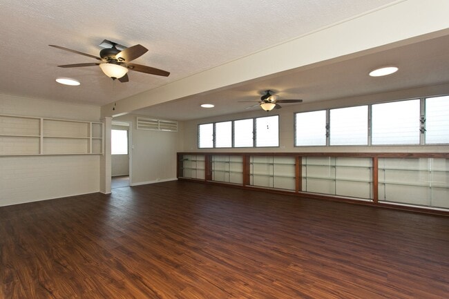 Building Photo - 4 BD 2 BA w/ Large Driveway & Yard