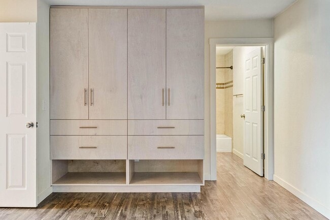 Building Photo - Spacious, comfortable 1-bdrm/1-bath condo. Move-in special, rec center, hot tub, pool, peaceful l...