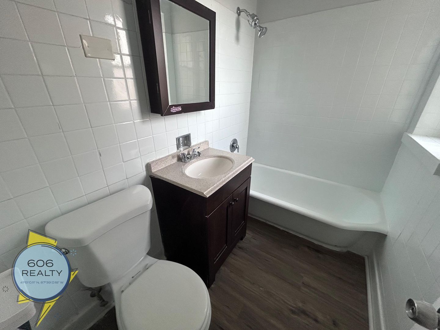 Building Photo - 2004 W Jarvis Ave