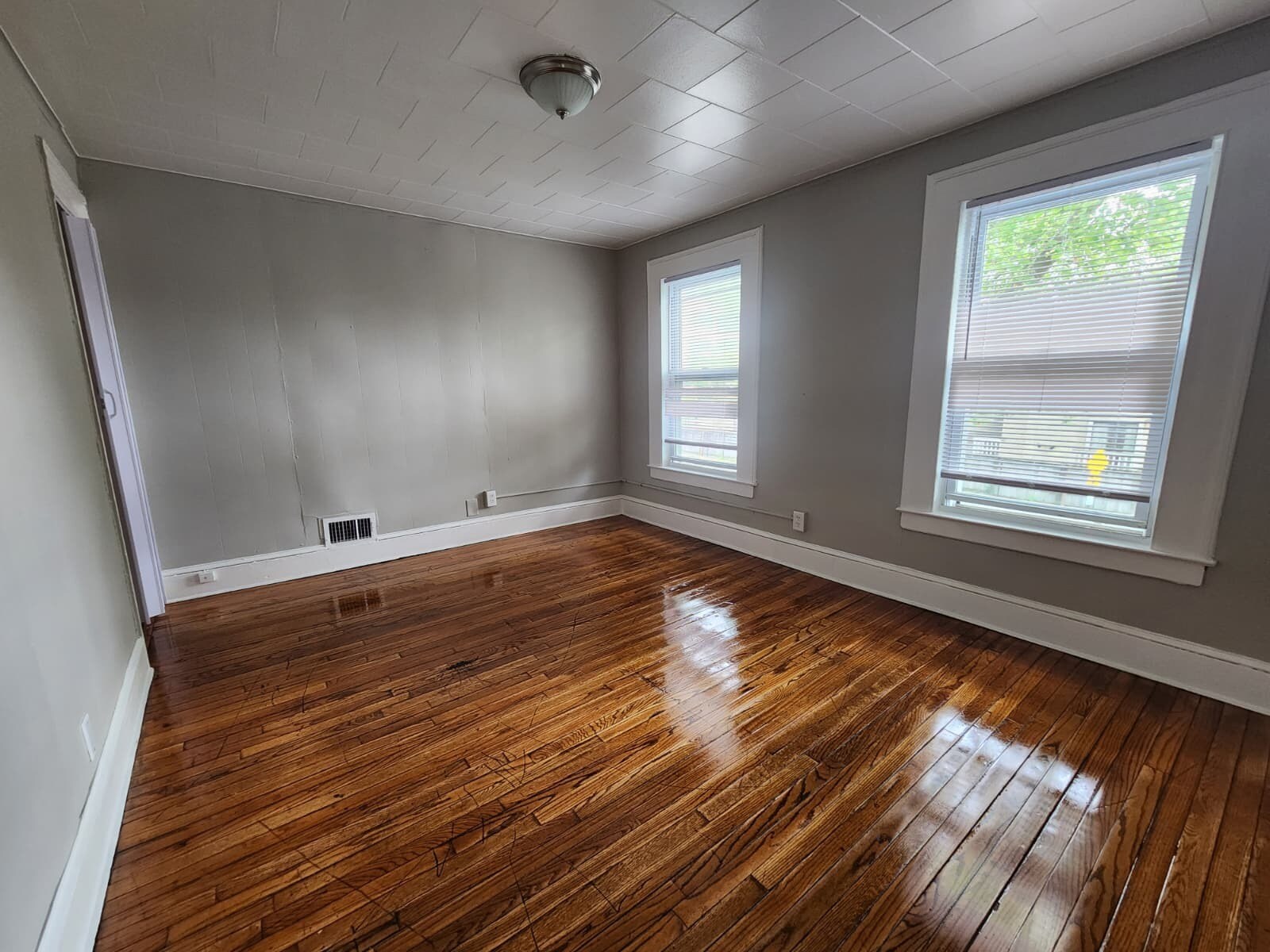 Building Photo - 202 Hallock Ave