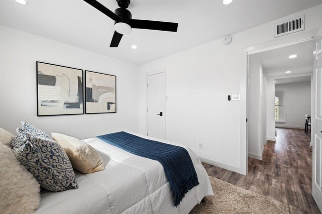 Building Photo - 5911 Sheridan Ave