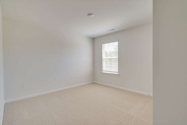 Building Photo - "Spacious 5-Bedroom Haven in Fuquay-Varina!"