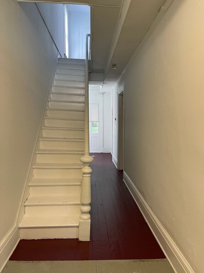 Building Photo - Spacious 4 bdrm/2 bath Home Located in Richmond's Fan District w/Balcony!!  Walking Distance to V...