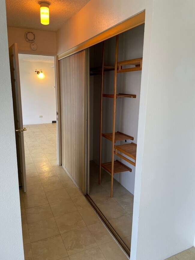 Building Photo - Rainbow Place - Moiliili - 1 Bdrm/1 Bath/1...