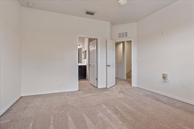 Building Photo - Gorgeous Light & Bright 3 Bedroom 2.5 Bath...