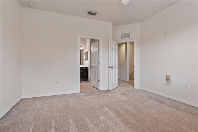 Building Photo - Gorgeous Light & Bright 3 Bedroom 2.5 Bath Townhome with Garage!!