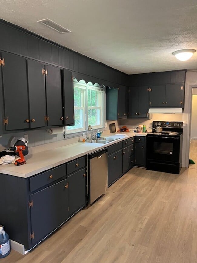 Building Photo - 4 Bedroom Ranch- Close to Town!