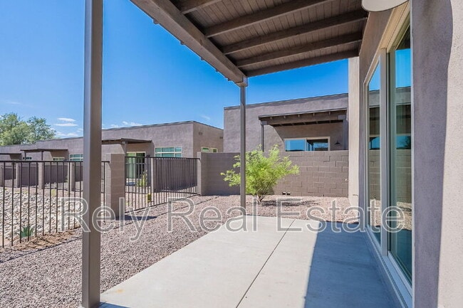 Building Photo - 6041 E Valley Way