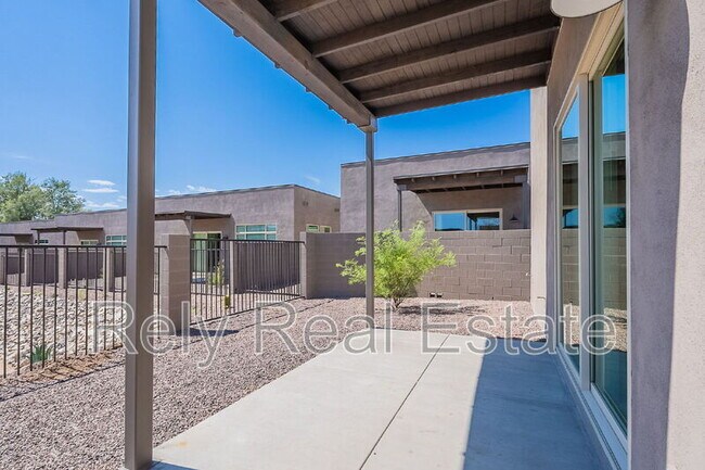 Building Photo - 6050 E Hidden Valley Dr