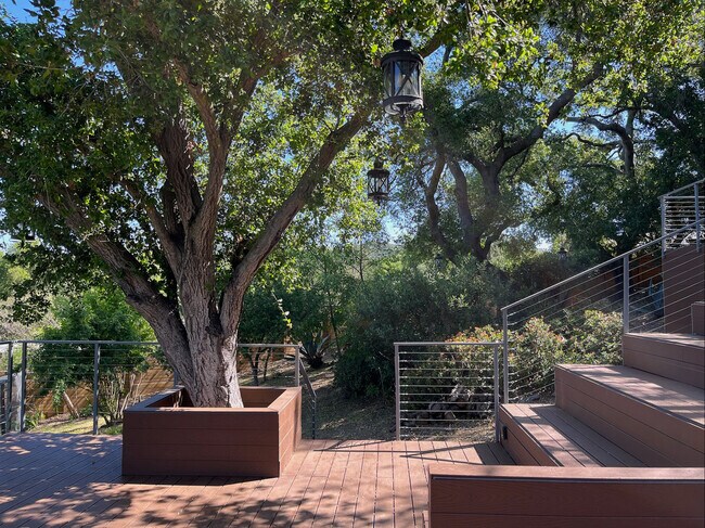 Building Photo - 21273 Entrada Rd