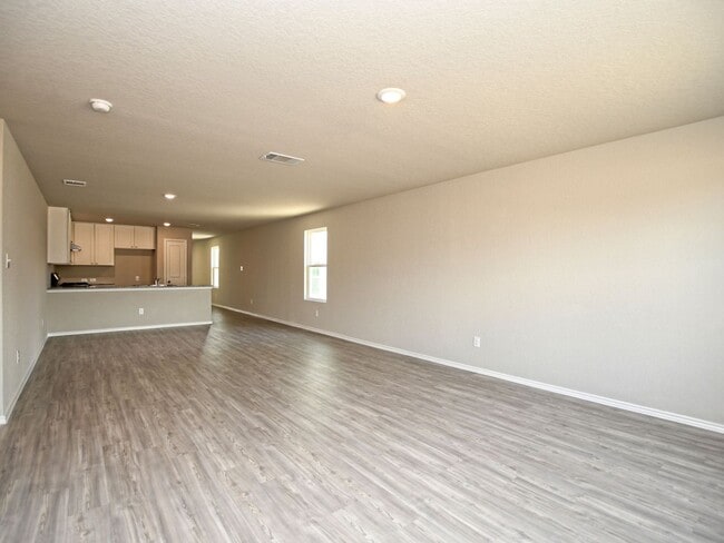 Building Photo - BEAUTIFUL 4BR/2BA - 1627 SF - WATERWHEEL!