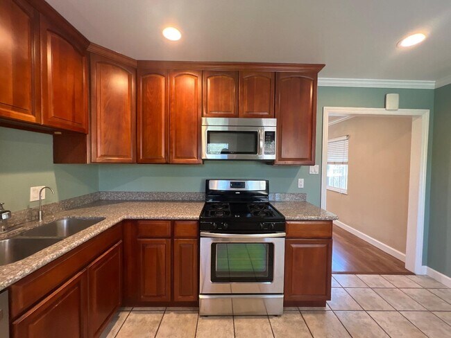 Building Photo - 3095 Calzar Dr