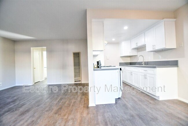 Building Photo - 420 W Linden Dr