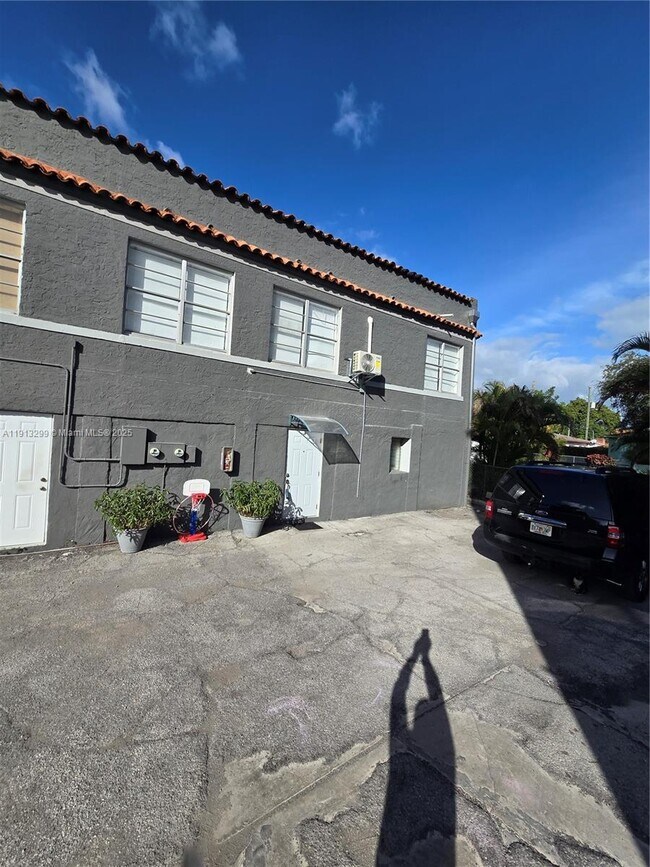 Building Photo - 1629 SW 6th St